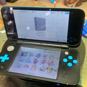 Nintendo 2ds XL WITH CASE CHARGER 4styluss and 1 game ( Pokémon black)